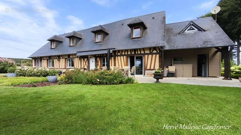 A 20 KMS de Fécamp. Ensemble immobilier comprenant 2 habitations (303 m²);1 piscine; triple garage; Terrain 5215 m² - photo 2