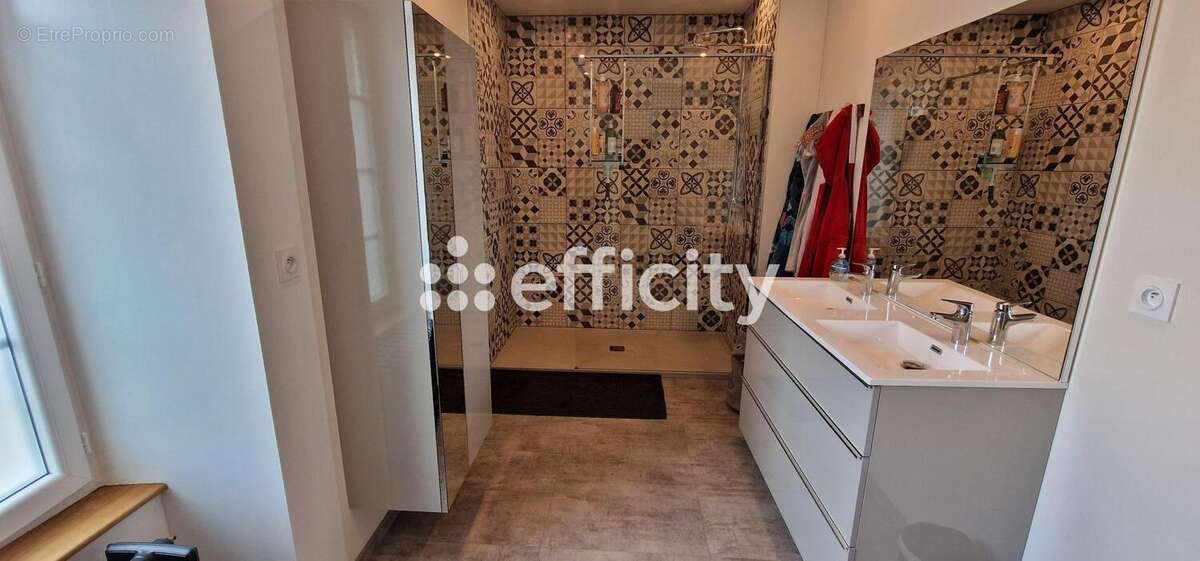 Maison à SAINT-GENIS-D&#039;HIERSAC