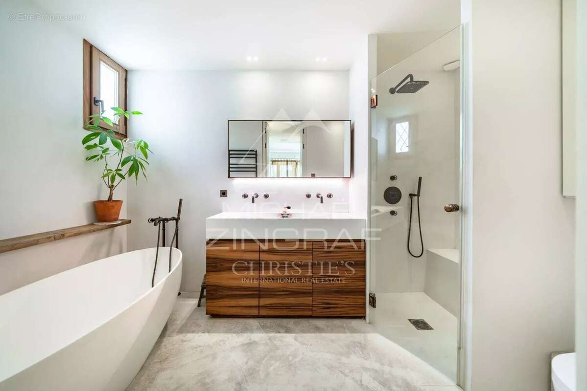 Cannes – Proche Croisette – Élégant rez-de-jardin avec piscine privative - photo 12