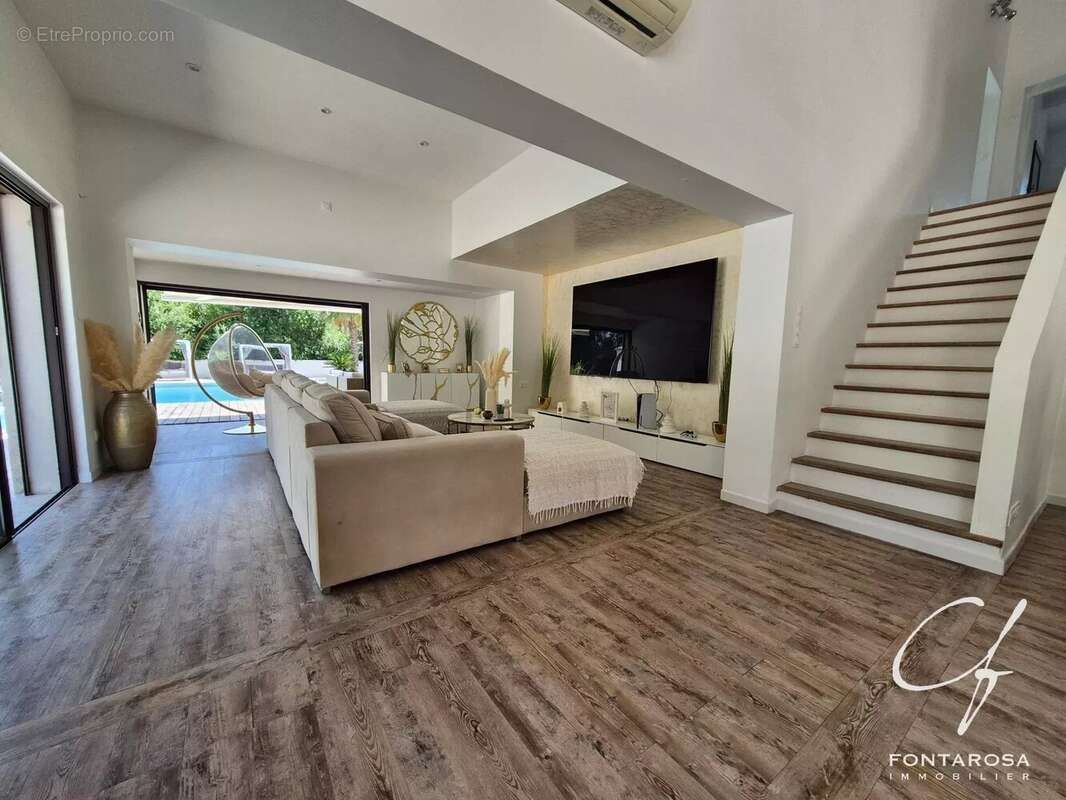 Maison à ROQUEBRUNE-SUR-ARGENS