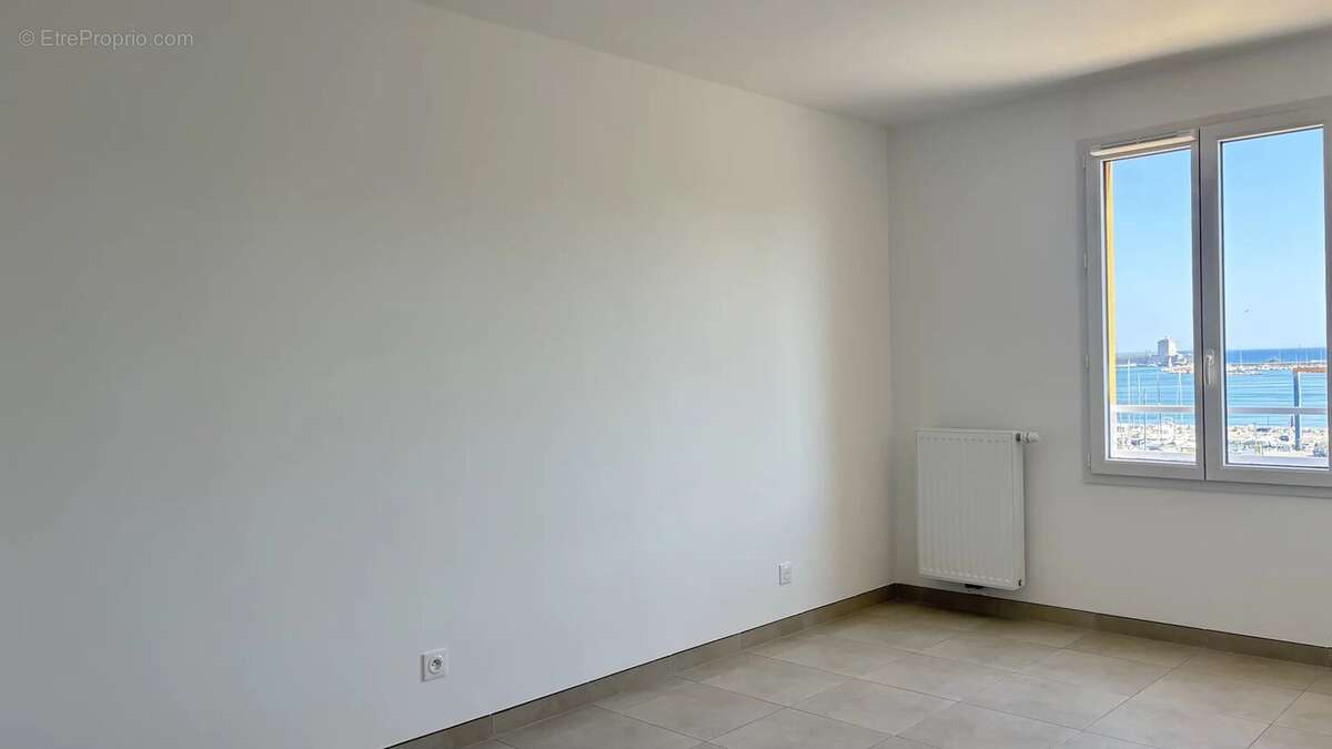 Appartement Type 3  Etat Neuf avec vue mer et port – Terrasse, parking, résidence sécurisée – Port-de-Bouc - photo 9