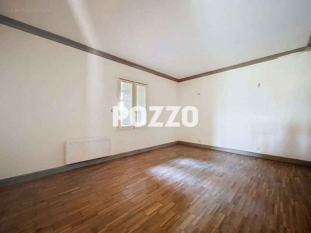 MONTBRAY, Maison de campagne au calme (grand séjour, 4 chambres, double garage) sur 10.000 m² de terrain. - photo 10