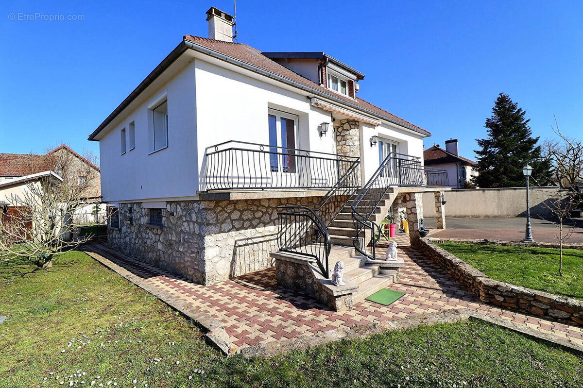 Maison à LE PERRAY-EN-YVELINES
