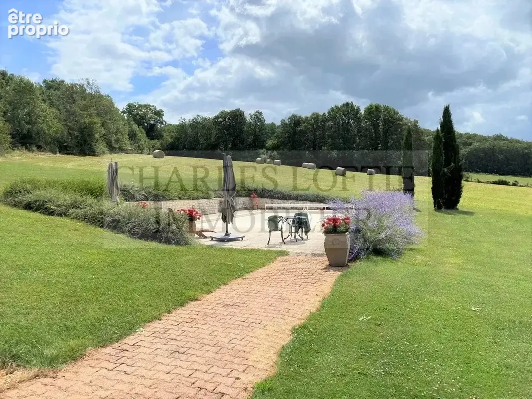 Superbe ensemble avec maison, gîte et piscine implanté au coeur de ses 12 hectares - photo 8
