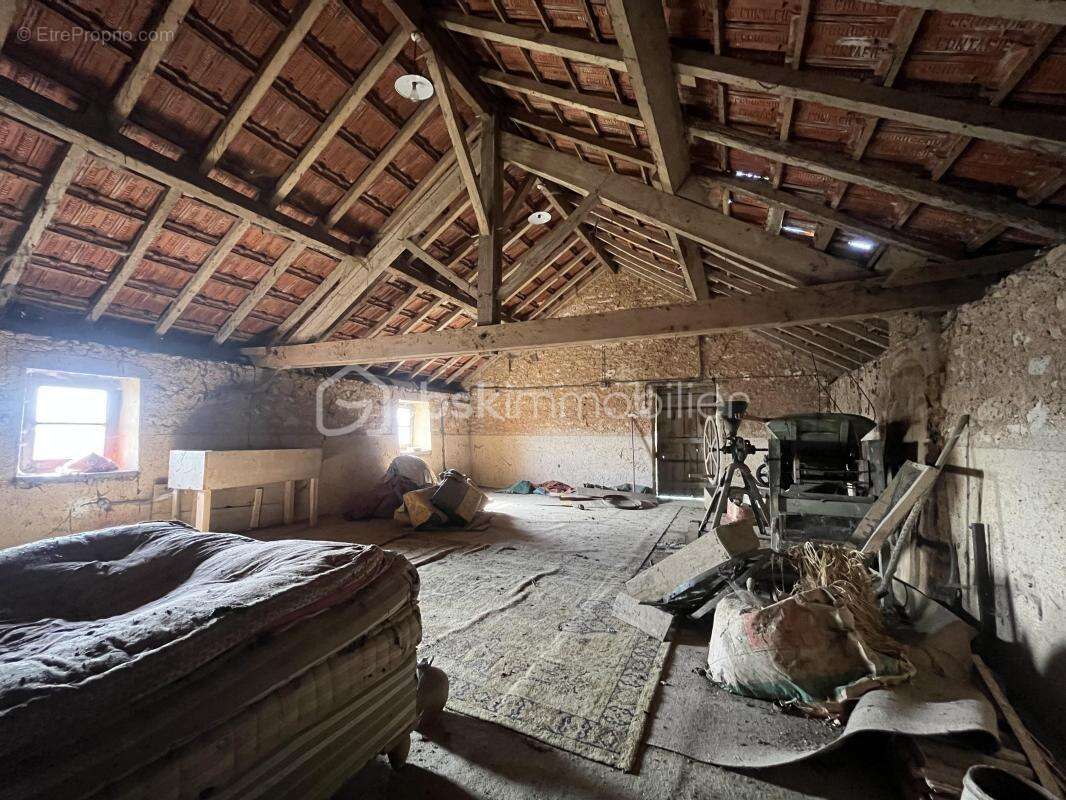 Maison en pierre à rénover – 4 pièces – terrain 2046 m² – terrasse plein sud avec vue sur la vallée - photo 11