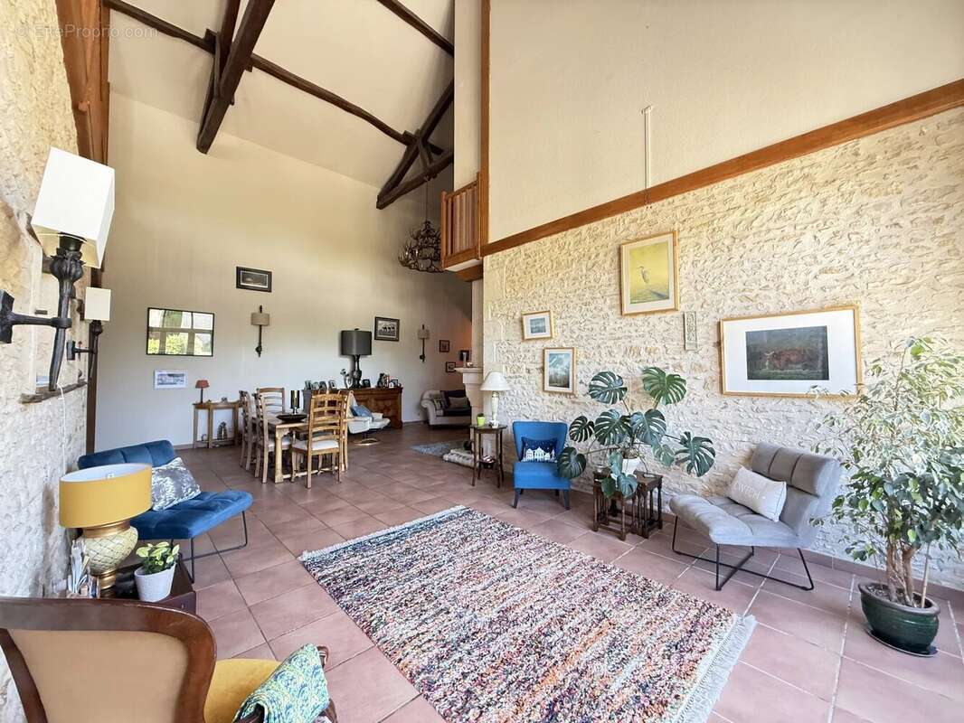 Magnifique grange rénovée de 4 chambres avec possibilité d'aménager un gîte de 2 chambres, piscine chauffée et dépendances – Sit - photo 11