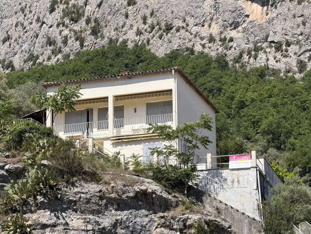 Maison divisée en deux appartements + terrain 1250m² - photo 33