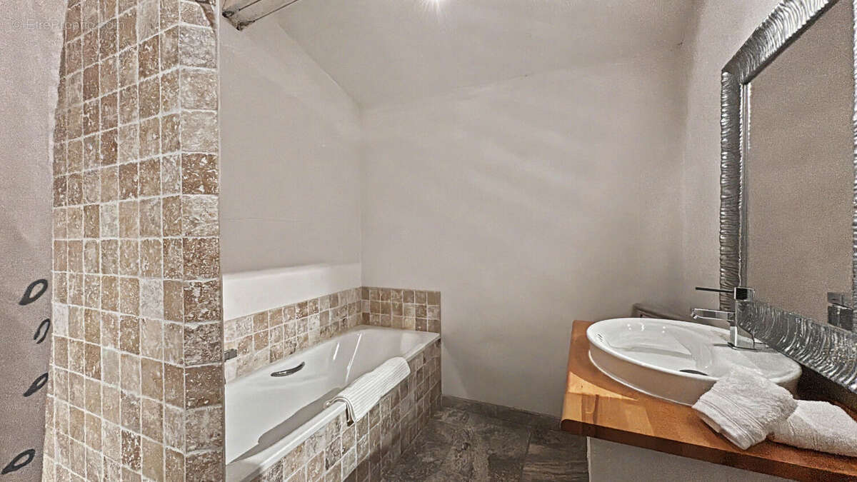 Maison de caractère avec gîte indépendant, piscine, garage et 5 000 m² à vendre à Moulès - photo 16