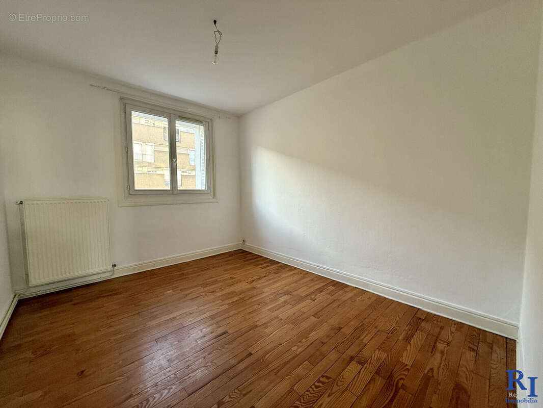 Chambre 1 - orientée Ouest - Appartement à GRENOBLE