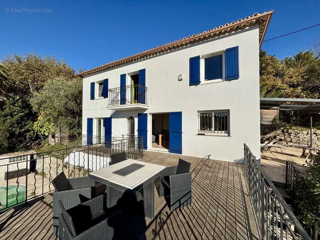 Maison à CHATEAUNEUF-GRASSE