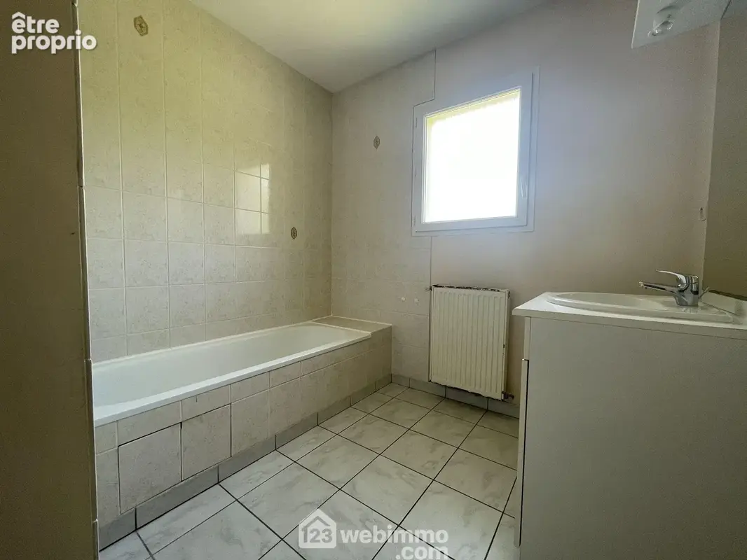 De l'autre côté de l'entrée, l'espace nuit : salle de bains, WC,