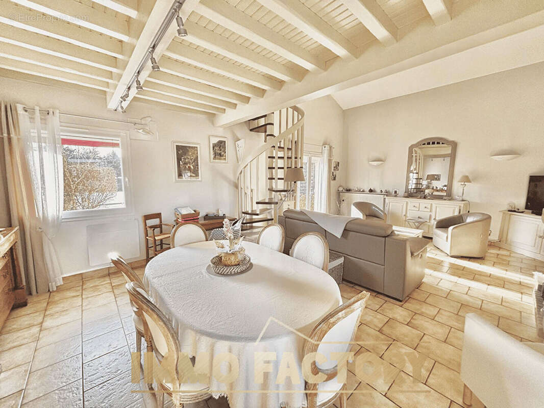 Maison à POUILLY-SOUS-CHARLIEU