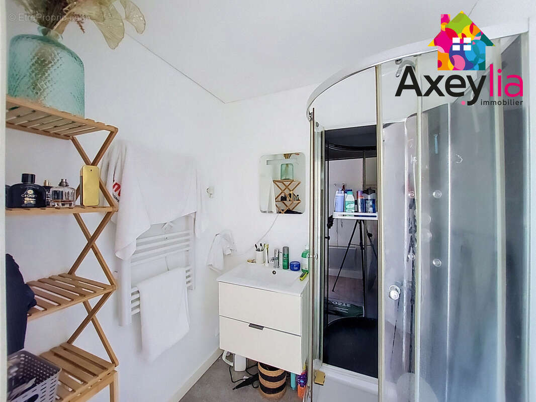 A vendre - iguerande - demeure familiale ou rente locative, dependances et terrain - photo 4