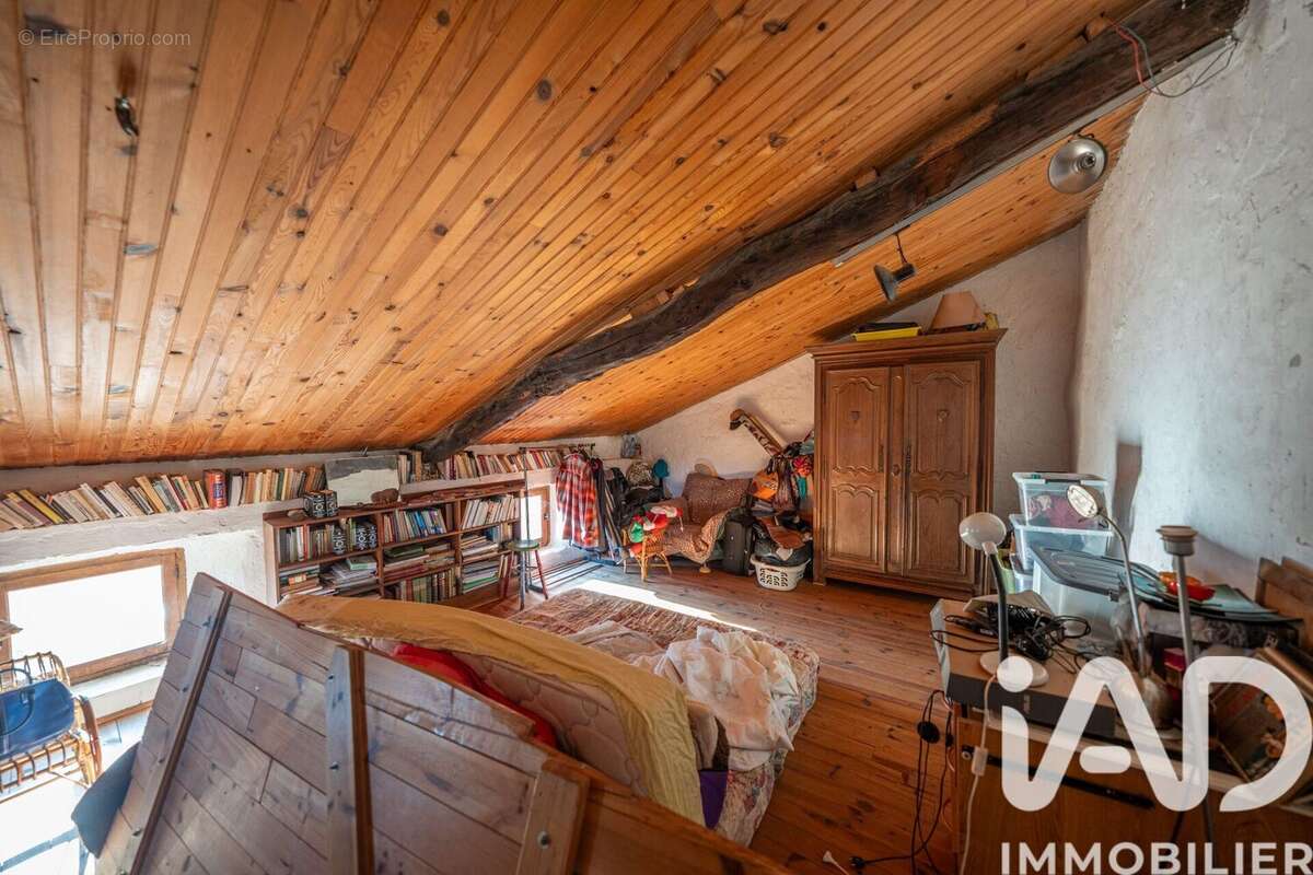 Maison 131 m² à Saint-Julien-Du-Serre  - photo 9