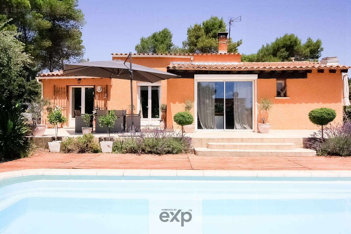 Kyela Puech vous propose dans le sud Luberon une villa de plain-pied de trois chambres avec piscine et jardin, au calme.  Dans le hameau de Puget, à quelques pas du village prisé de Lauris - Maison à PUGET
