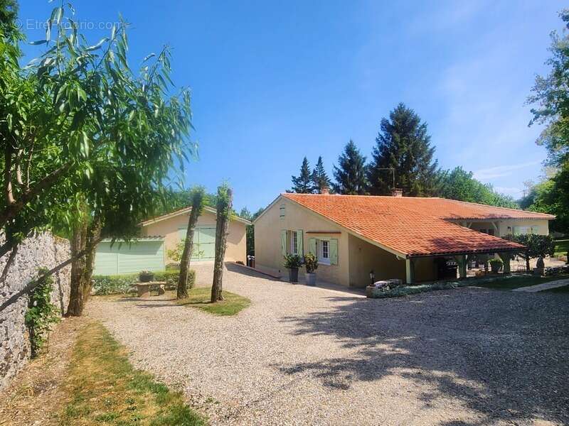 Belle Maison de plain pied avec 4 chambres et jardin arboré - à vendre - 6 pièces - ALLEZ ET CAZENEUVE (47) - photo 21