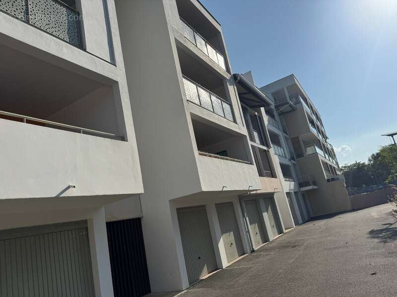 Coup de coeur pour ce splendide T2 de 81 M2 dont 52m2 habitable, à CAYENNE vue océan - photo 11