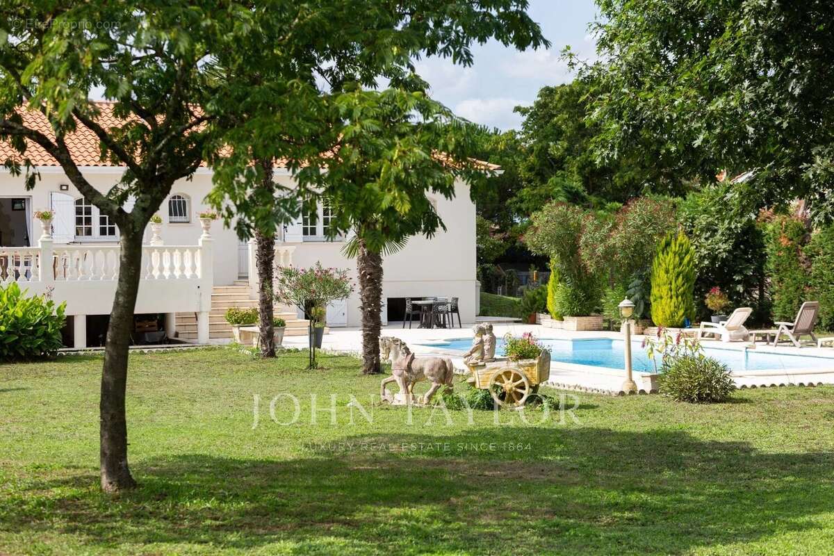 Maison à AMBARES-ET-LAGRAVE