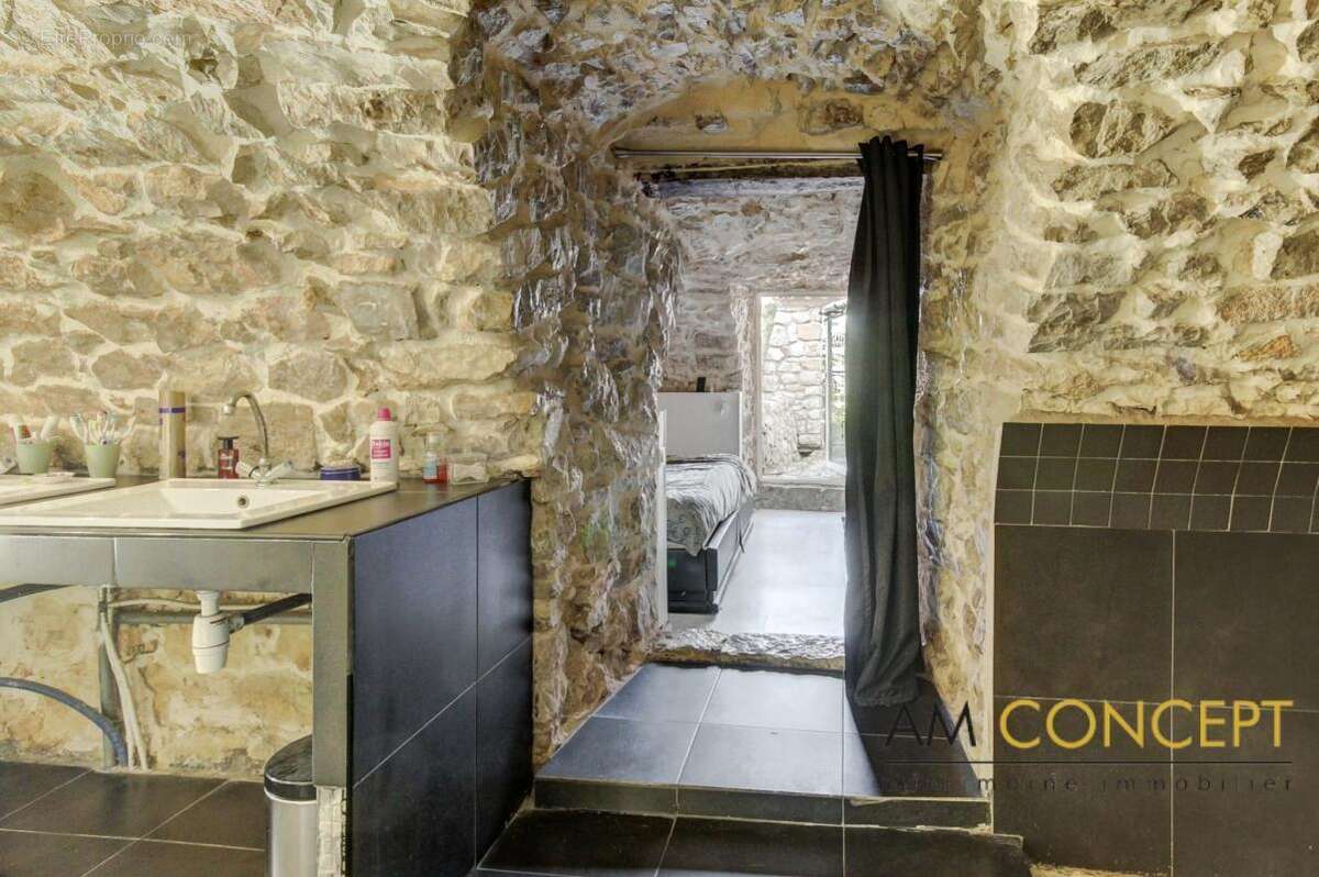 Maison à CHATEAUNEUF-VILLEVIEILLE