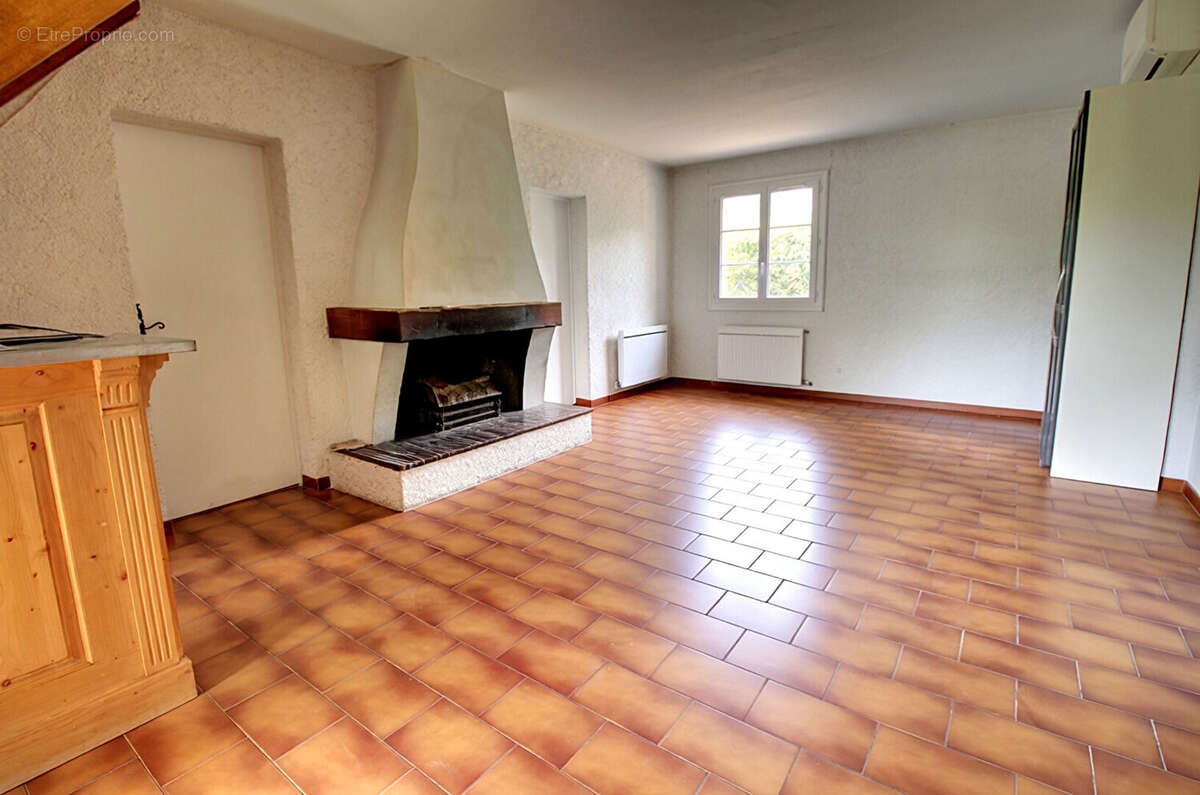 A VENDRE Maison 100 m² -  4 chambres - avec jardin - au coeur de Taradeau - photo 4