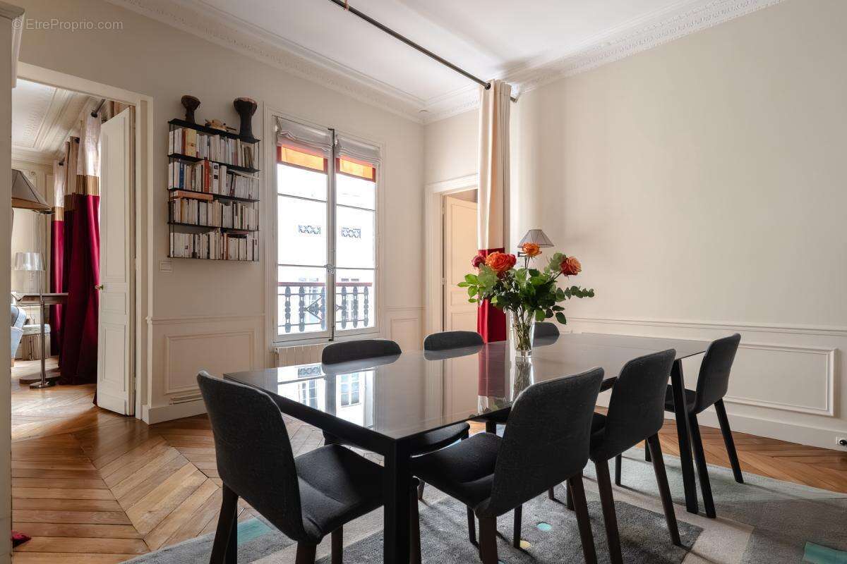 Appartement à PARIS-1E