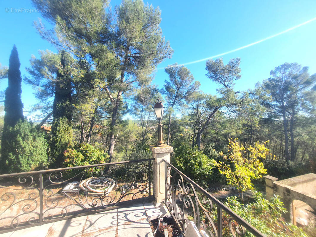 Maison à SAINT-CLEMENT-DE-RIVIERE