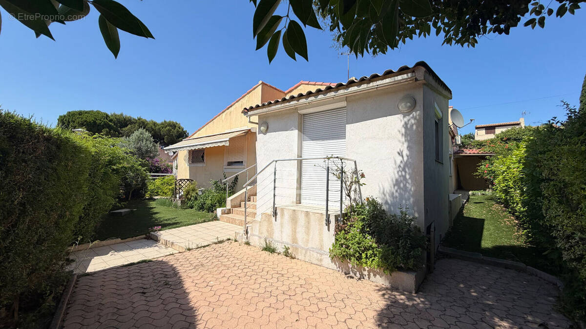 Maison à SAINT-MITRE-LES-REMPARTS