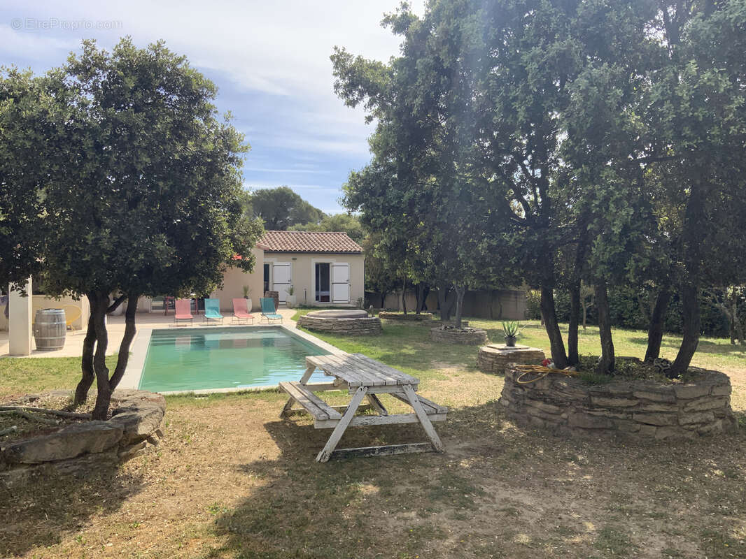 Villa de plain pied sur beau terrain arboré avec piscine. - photo 4
