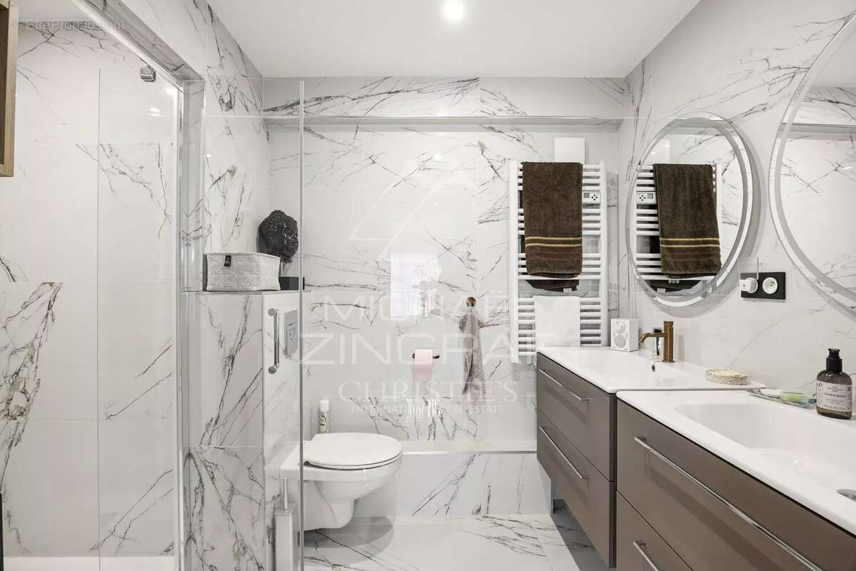 Superbe appartement rénové – Centre-ville d’Antibes, secteur Vauban – Vue dégagée sur le port - photo 8