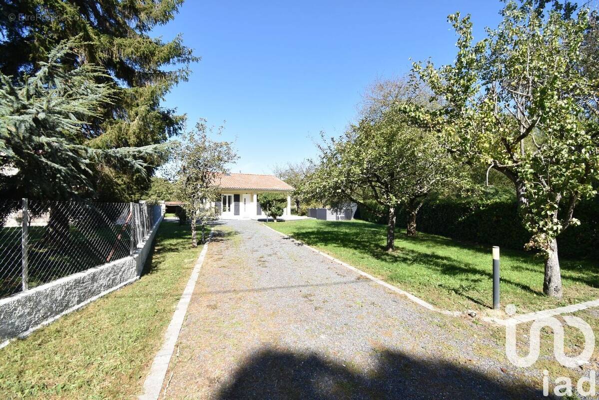 Photo 1 - Maison à PINS-JUSTARET