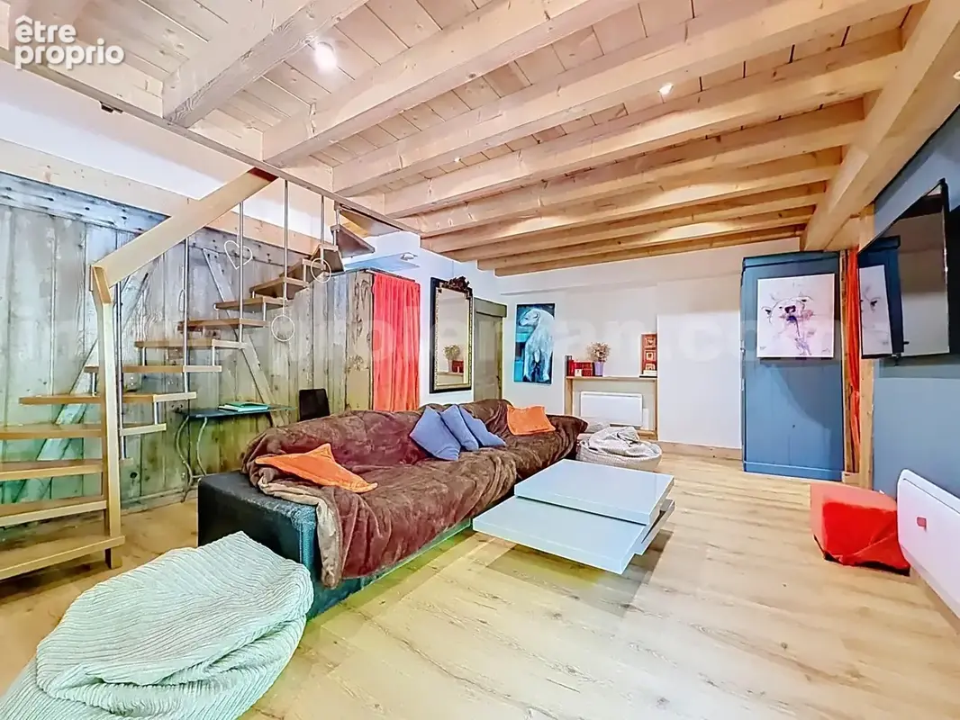 Appartement_T5_Araches_la_frasse_les_carroz_terrasse_balcon_belle_superficie_proche_prox_frontière_Suisse_direction_GENEVE_autoroutes_investissement_locatif_vente_vue_séjour_cuisine_ouverte_calme_nature