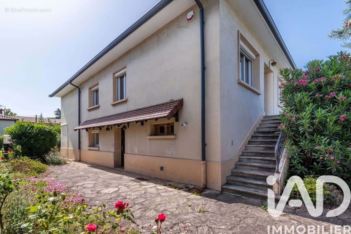 Maison 198 m² à Bron  - photo 3