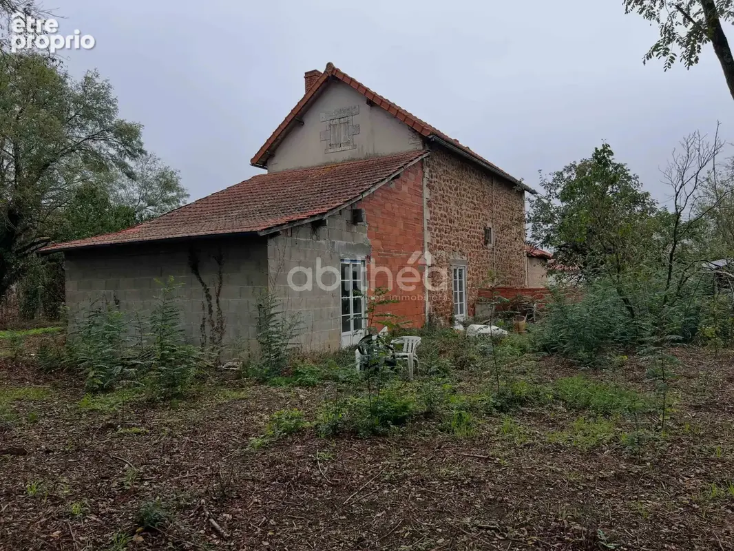 Maison d'habitation avec 2 granges sur un terrain de 3400 m2 le tout à rénover entièrement. - photo 7
