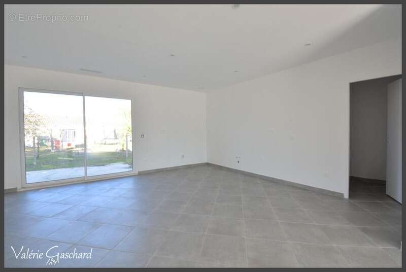 Maison à SAINT-MEDARD-DE-GUIZIERES