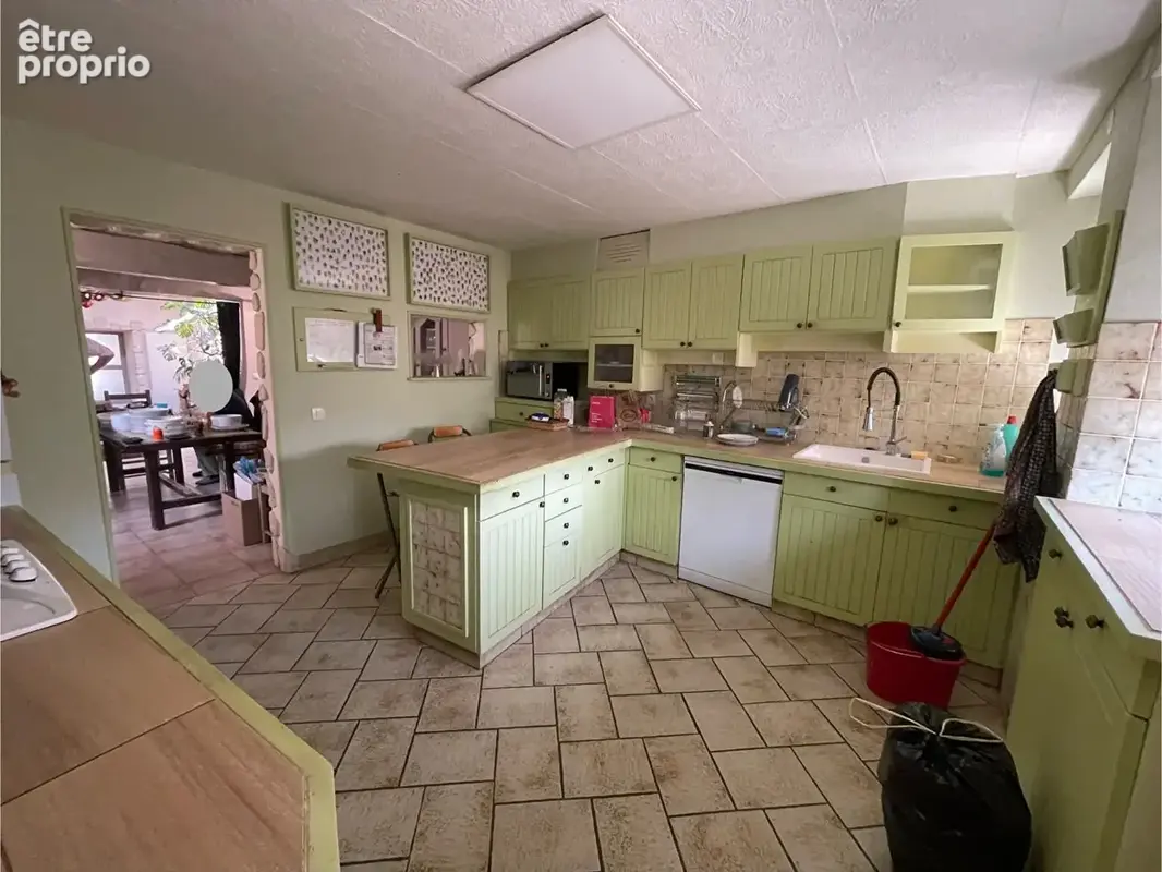 Maison et dépendances au fond d'une impasse. - photo 5