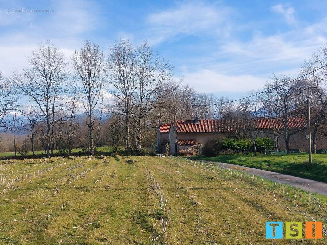 Terrain constructible (2500 m²) avec permis de construire sur 6760 m² avec vue dégagée - photo 3