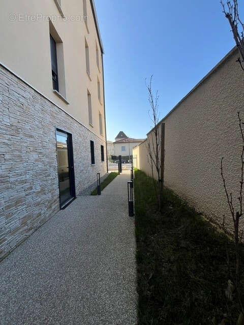 Local professionnel 130m2 centre ville jassans + 2 parkings en ss - photo 8