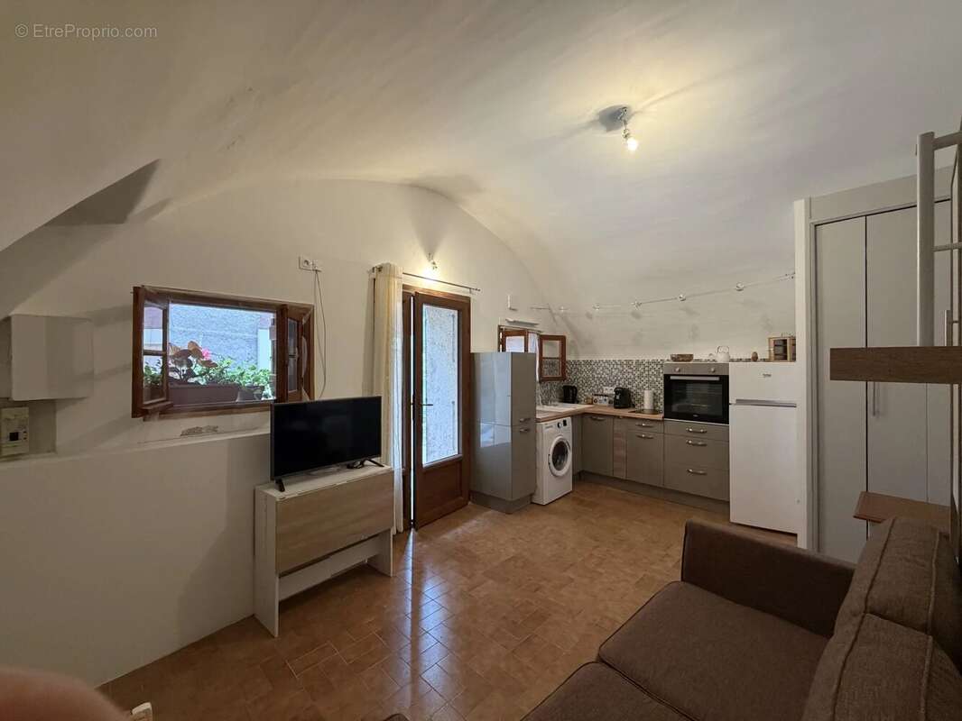 Maison de village divisée  en deux appartements, 2 pièces avec terrasse et 1 studio indépendant - photo 13