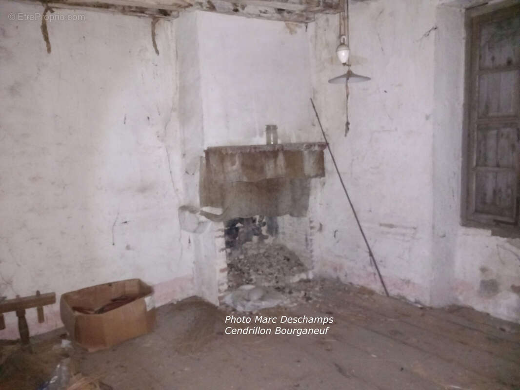 Pour les amateurs d'histoire :  maison datée 1694 et grange, à rénover complètement, gros potentiel, avec 5561 - photo 9