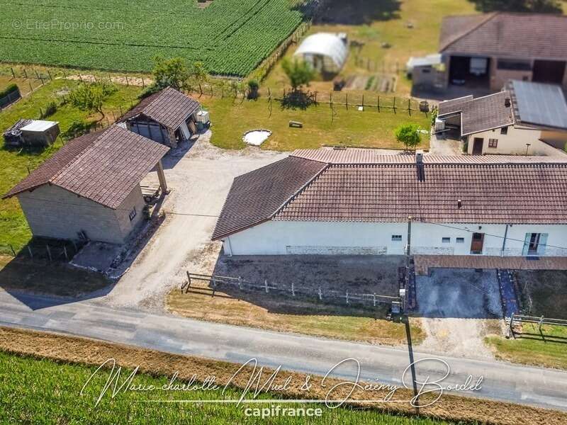 Longère avec double garage et dépendances - photo 25