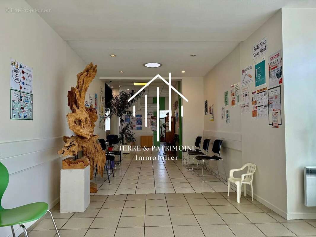 Commerce à VALLON-PONT-D'ARC