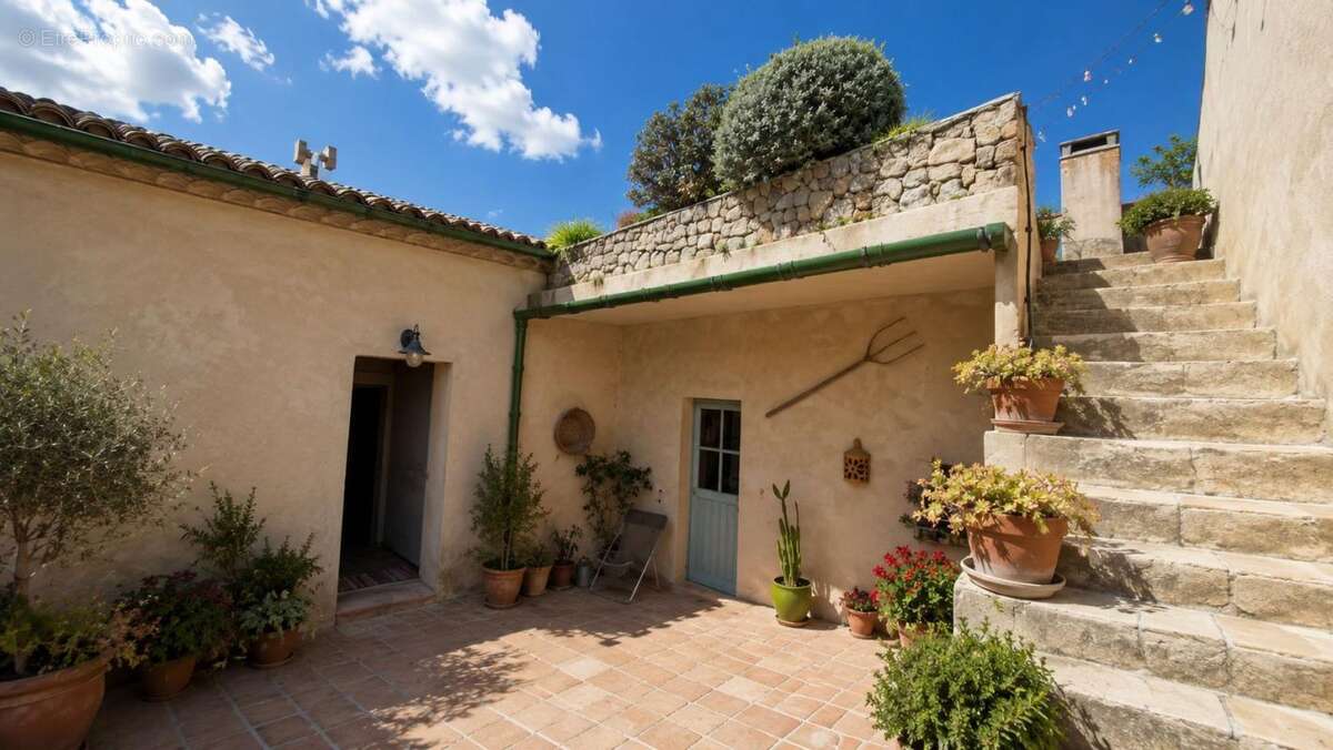 Maison type vigneronne avec garage et terrasses - photo 2
