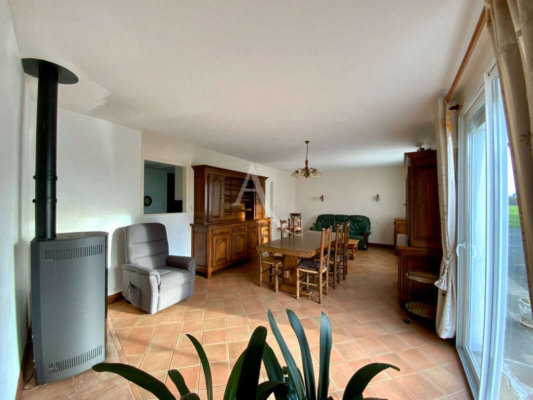 Maison à SAINT-GENIS-DE-SAINTONGE