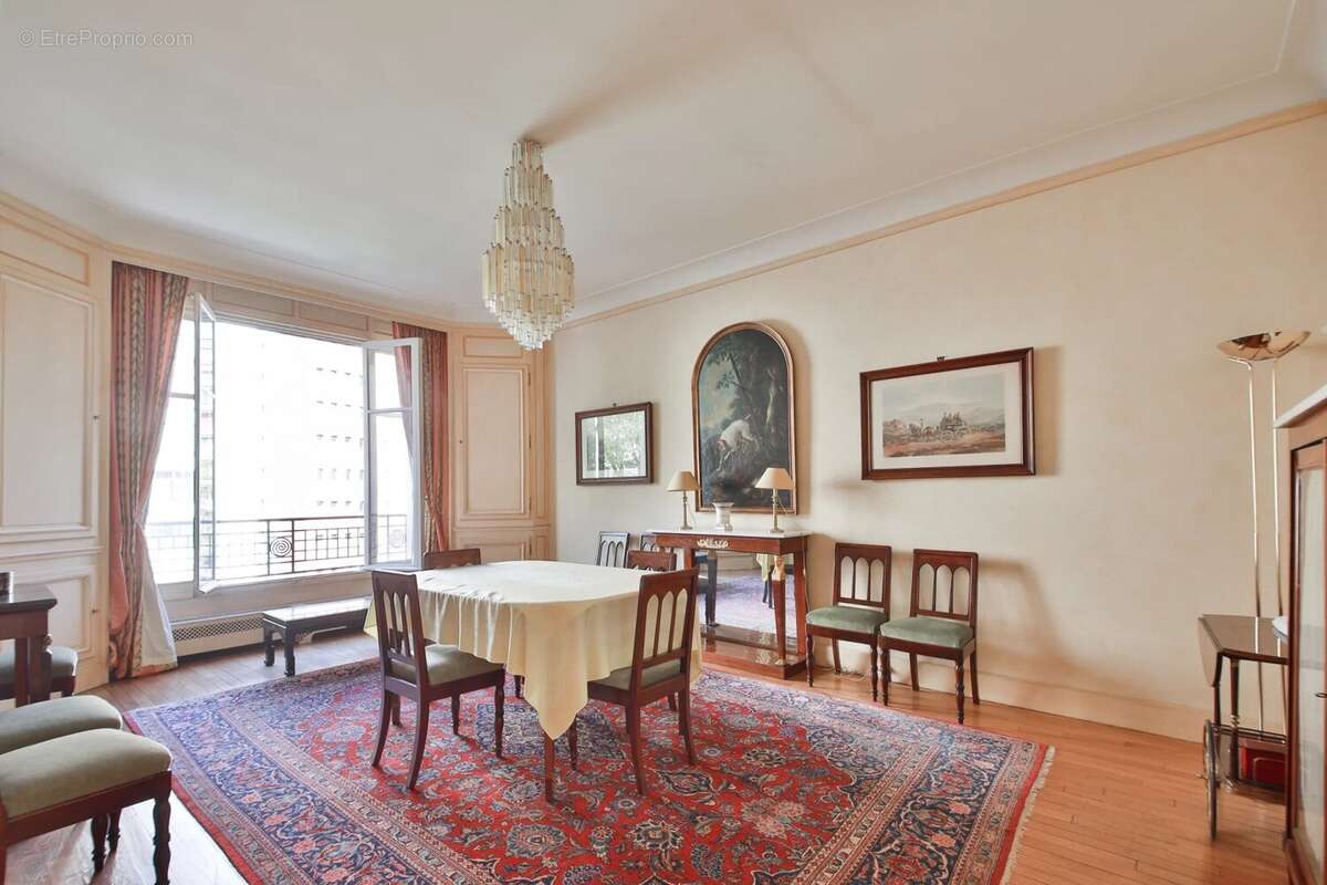 Appartement à PARIS-16E