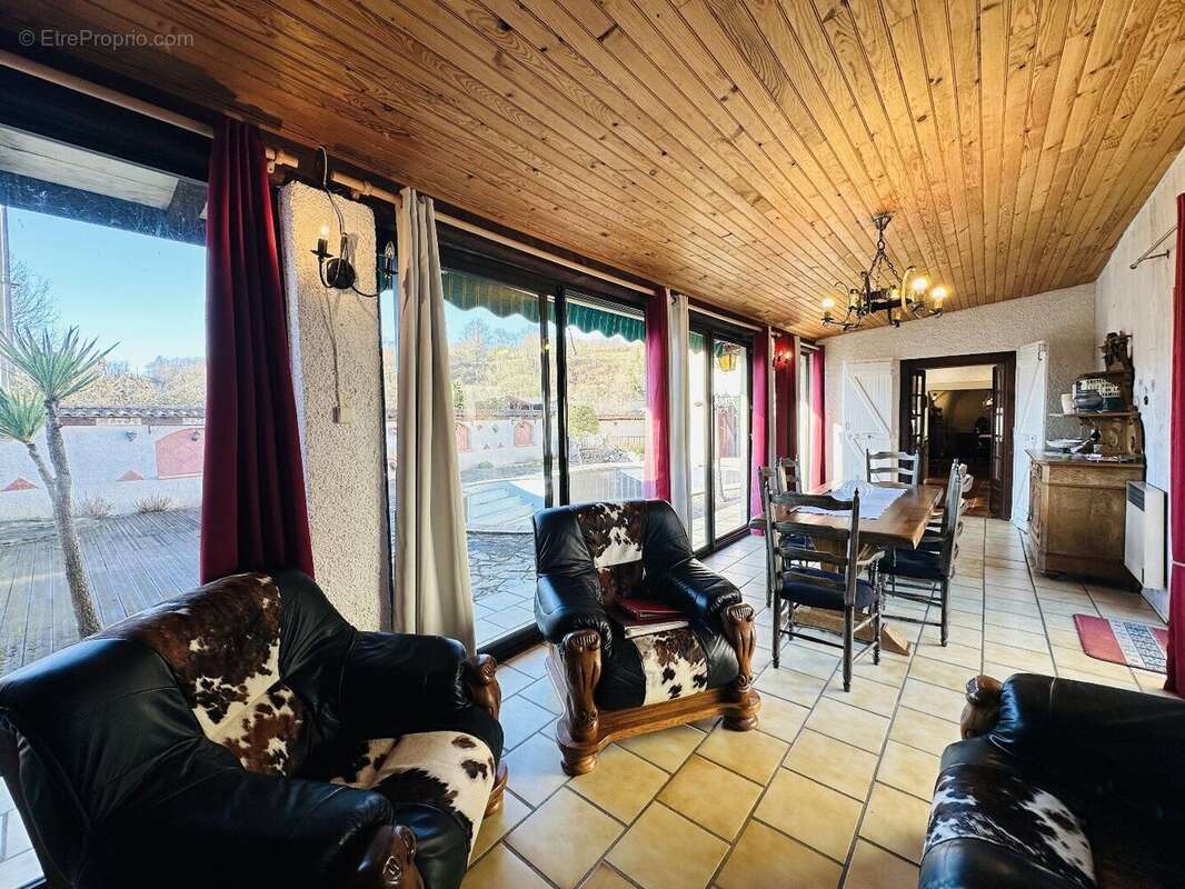 Grande maison de village sur la commune de Prat-Bonrepaux 09160. - photo 12