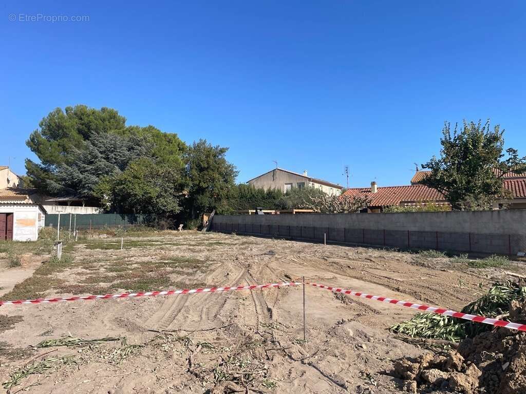 Terrain à NISSAN-LEZ-ENSERUNE