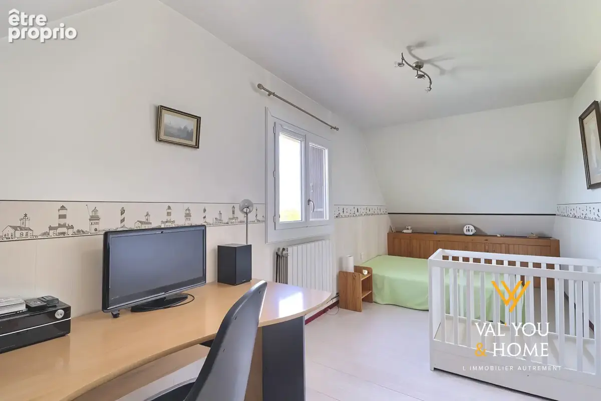Maison familiale à Saint-Genis-Laval : Volumes généreux, cadre rassurant et transports immédiats - photo 8