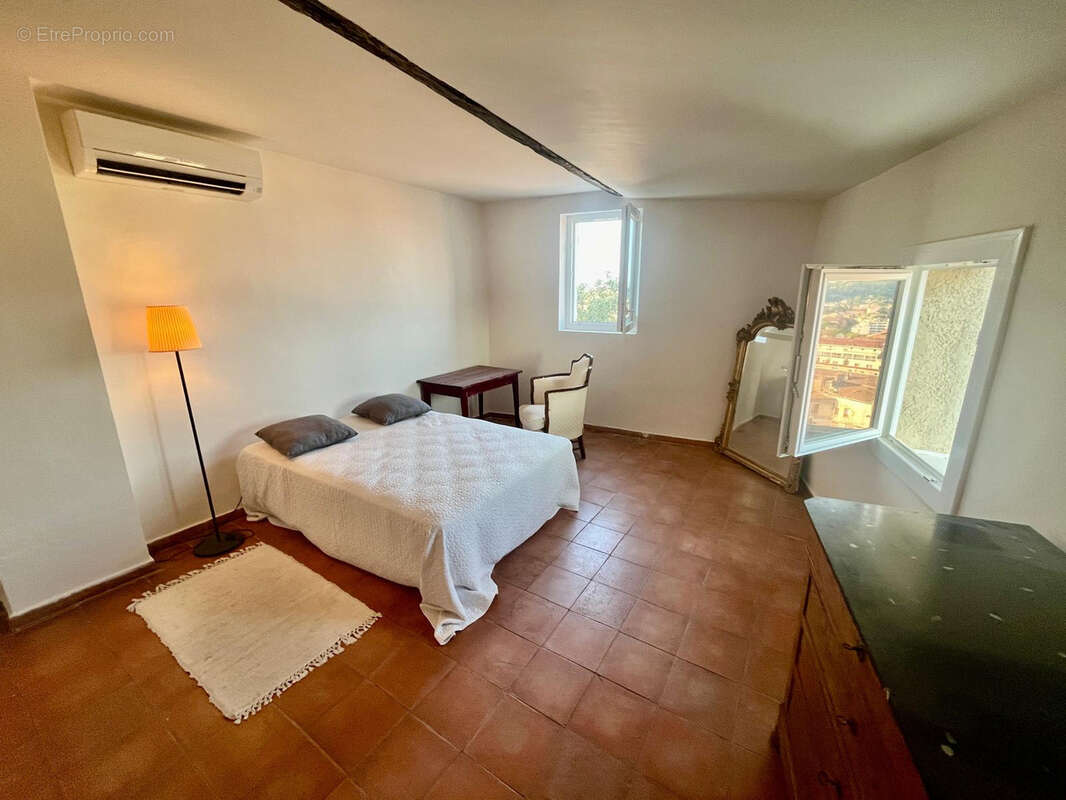 T2 lumineux de 61m2   Vue exceptionnelle sur les îles d’Or   Centre historique de Hyères - photo 6