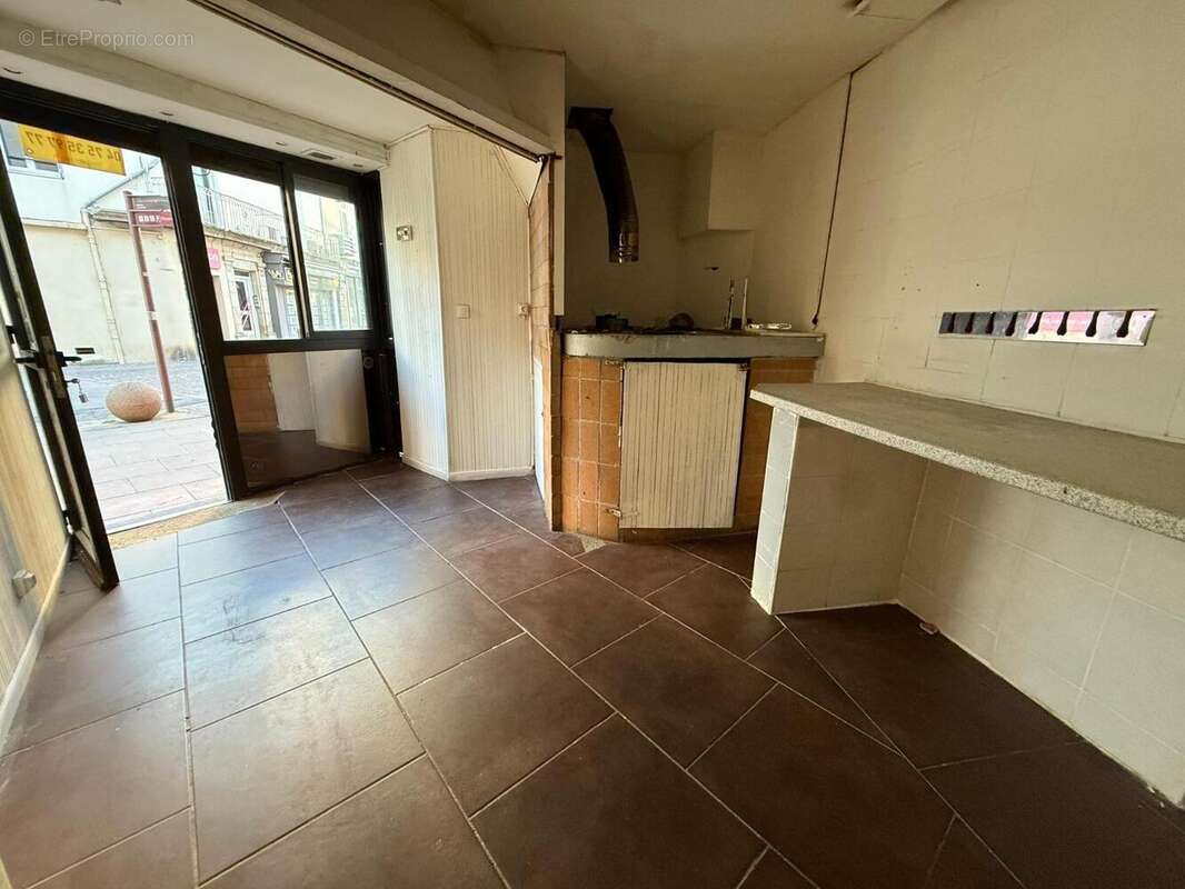   - Commerce à AUBENAS