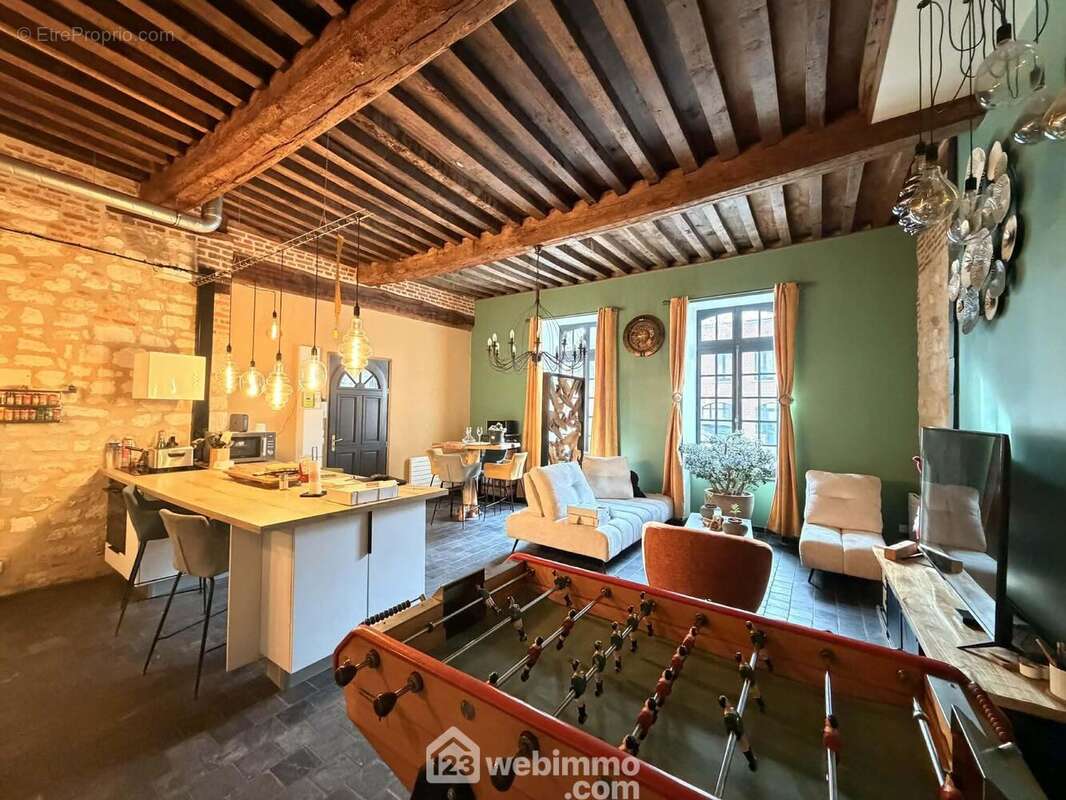 Une pièce de vie spacieuse - Appartement à MARLE